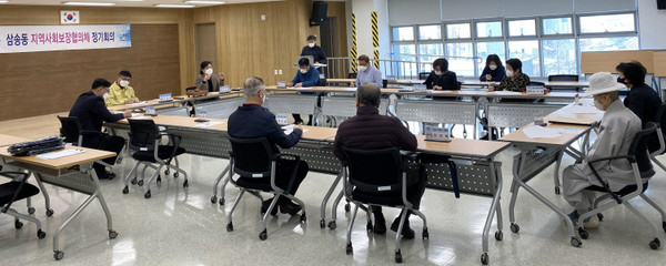 정기회의를 하고 있는 삼송동 지역사회보장협의체 위원들