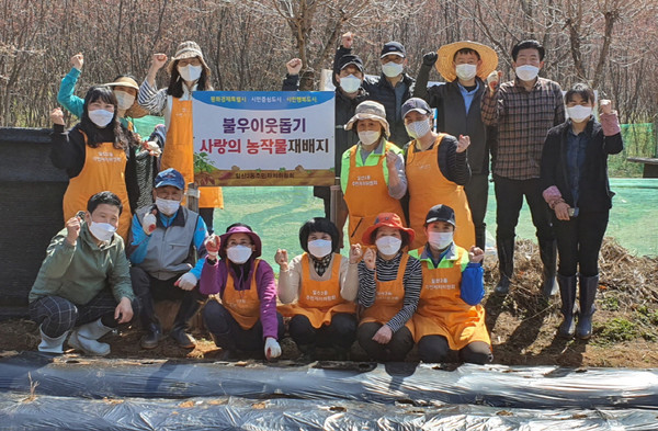 일산2동이 사랑의 농작물 재배지에서 나눔 감자를 심었다.