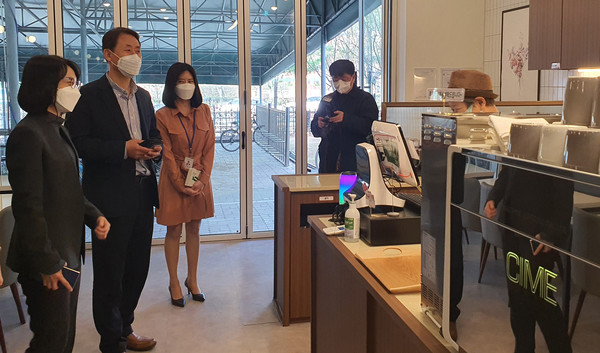 일산노인종합복지관 내 카페를 방문한 관계자들이 현장과 소통하고 이야기를 들었다.