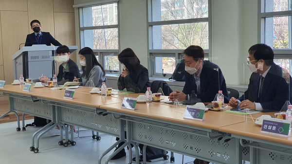 건의사항을 전달하고 있는 복지관 관계자들.