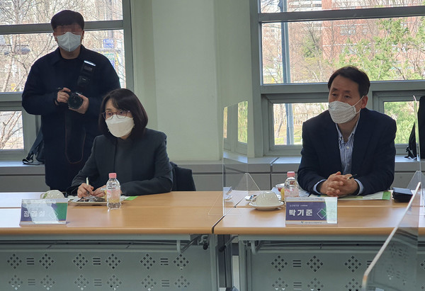 보건복지부 정경실 노인정책관과 박기준 노인지원과장이 건의사항을 청취하고 있다.
