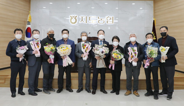 지도농협 이사진들도 회장 취임을 축하하고 있다.
