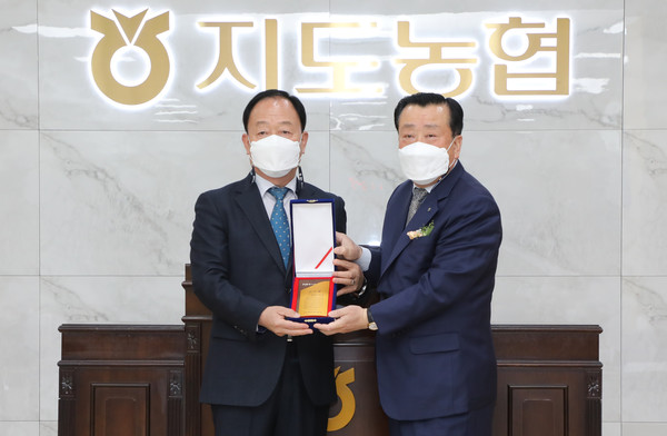 제4대 협의회 회장인 은현농협 이진회 조합장(오른쪽)에게 신임 장순복 회장이 감사패를 전달하고 있다. 