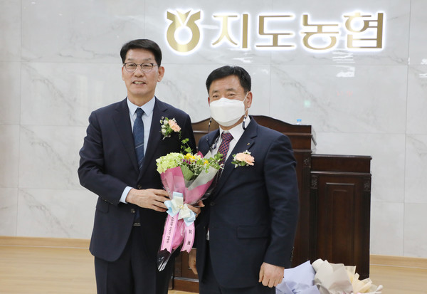 염규종(수원농협 조합장·오른쪽) 농협중앙회 이사로부터 꽃다발을 받고 있는 박영선 북부협의회 총무(벽제농협 조합장). 이날 이취임식의 사회를 진행했다.