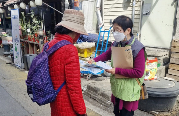 현장에서 캠페인 활동을 하고 있는 행주동 지역사회보장협의체 위원.