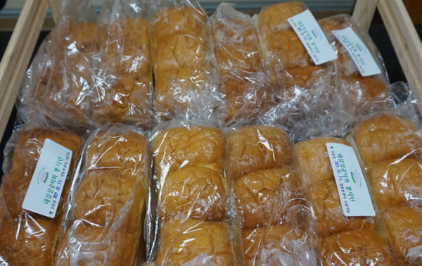 대길상공덕회가 풍산동 지역의 어려운 이웃을 위해 전달한 식빵과 피자빵. 