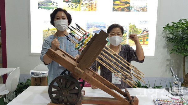 협동조합 행호유람의 모형 신기전 만들기 체험과 모형 신기전차