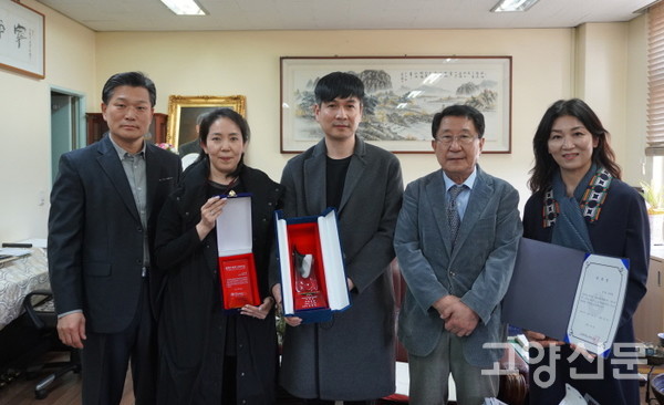 (왼쪽부터) 황선복 고양예고 교장, 심도희 교사, 이대건 교사, 송용운 학교법인 고양학원 이사장, 임미경 고양안무가협회장