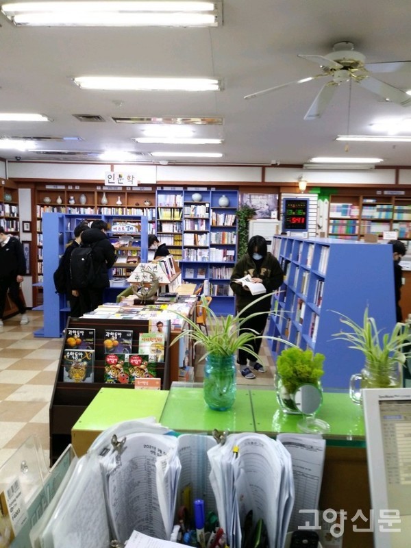고양시가 시행중인 ‘친구야 책방가자’ 프로젝트 덕분에 청소년들이 인문학 서적이나 소설을 사보는 등 독서저변이 넓어지고 있다