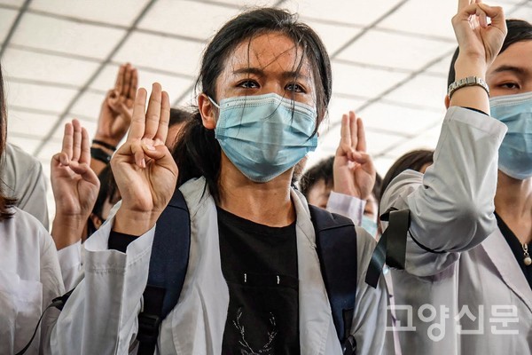 시위도중 총격에 사망한 동료 의대생을 추모하는 양곤대학교 학생들(사진제공= 최재희씨)