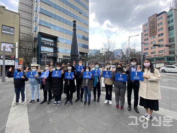 미얀마 민주화운동에 대한 지지와 연대를 요청하는 미얀마 유학생들과 시민단체들. 사진 오른쪽 끝은 인터뷰를 진행한 양곤대학교 박사과정 최재희씨. (사진제공= 최재희 씨)