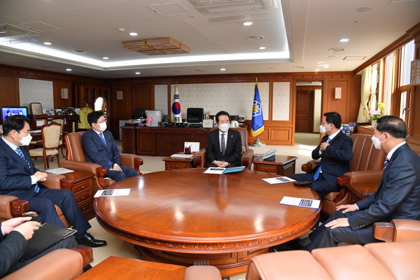 이재준 고양시장이 31일 염태영 수원시장, 백군기 용인시장, 허성무 창원시장과 함께 정세균 국무총리를 면담하고 있다.