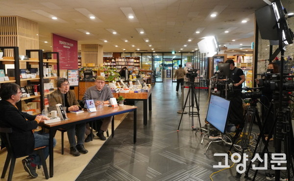 한양문고 주엽점과 더봄센터가 올해 고양시 거점평생학습센터로 운영될 예정이다. 사진은 한양문고 주엽점에서 매월 마지막주 월요일에 진행되는 '한양문고 세입자들' 유튜브 라이브 방송.