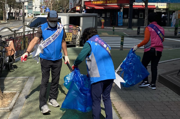 행신1동 주민자치위원회를 비롯한 직능단체 등이 마을대청소를 하고 있다.
