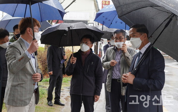 고양시 김수현 학예사(왼쪽)의 안내로 벽제관지를 둘러보고 있는 김현모 청장과 이재준 시장.