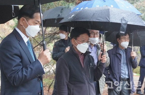 김현모 문화재청장(사진 가운데)이 고양 벽제관지를 방문했다. 왼쪽은 문화재청창의 일정에 동행한 이재준 고양시장.  