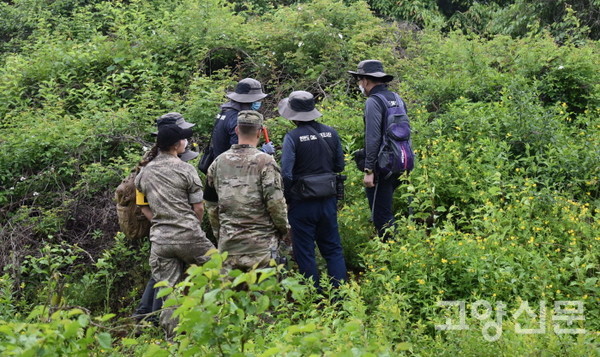 대성동 인근에서 진행된 DMZ 주변 조사 모습 [사진제공=문화재청]