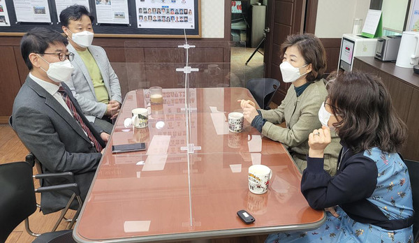 더 다양한 사회참여와 나눔을 위해 환담을 나누고 있는 약사회 관계자들