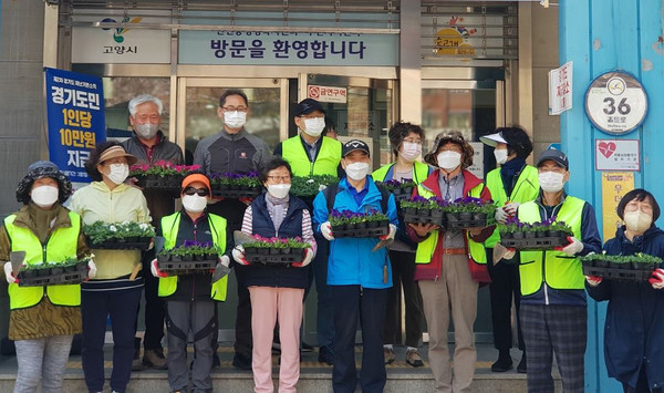 탄현동이 봄꽃 600여 본을 식재하며 아름다운 꽃길을 조성했다.
