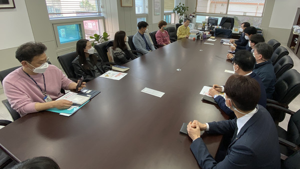 일산팜 설명회에는 일산농협 임직원과 이승민 농협중앙회 경기지역부본부장, 이천구 일산농협 공선출하회 연합회장, 이영아 고양신문 대표, 이명아 일산아지매 대표와 조합원 생산자들이 참여해 큰 관심을 보였다.