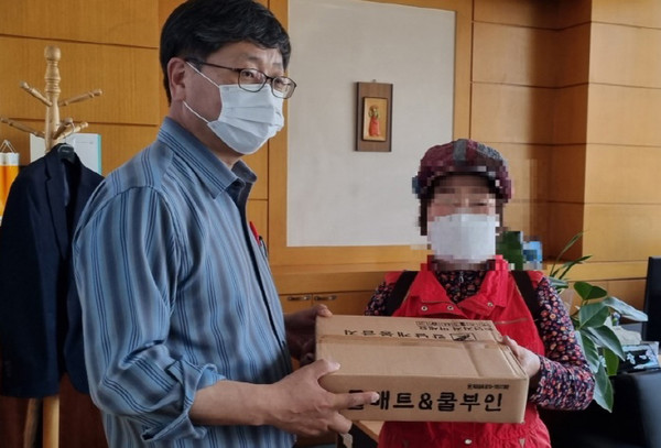 관산동이 지역의 독거어르신에게 쿨매트를 전달하고 있다.