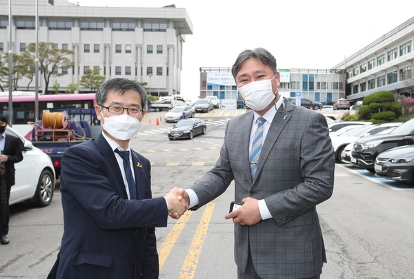 ▲ 경기주택도시공사 고양시 이전 요구 성명서를 준비한 김서현 시의원(사진 오른쪽)이 12일 이용철 경기도 행정1부지사와 인사를 나누고 있다.