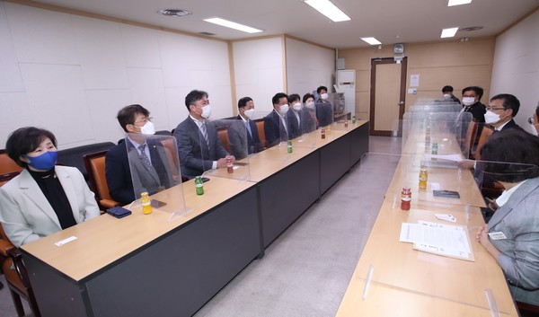 ▲ 12일 고양시 시의원들과 이재준 시장이 성명서 전달에 앞서 경기도 관계자들과 환담을 나누고 있다. 