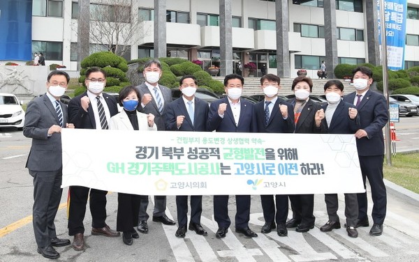 ▲ 성명서 전달 후 기념사진. (사진 왼쪽부터) 민경선 도의원, 문재호·김덕심·김서현 시의원, 이재준 시장, 이길용 시의회의장, 정봉식·강경자·김운남·박한기 시의원.