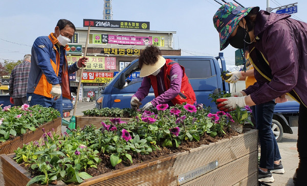 관산동 주민자치위원회와 통장협의회 등 주민들이 꽃을 식재하고 있다.