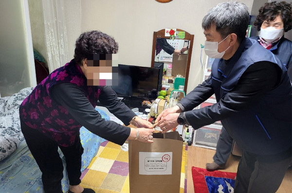 백진규 일산2동장이 지역의 어려운 이웃에게 건강나눔박스를 전달하고 있다.