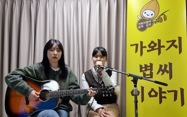 고양가와지볍씨 청소년 홍보대사로 2년간 활동해온 김효지(왼쪽)양과 홍보동영상에서 직접 노래를 부른 고윤솔양.