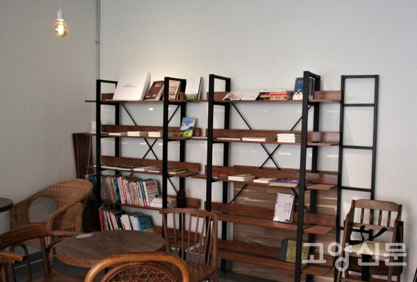 책이 비치된 카페 내부