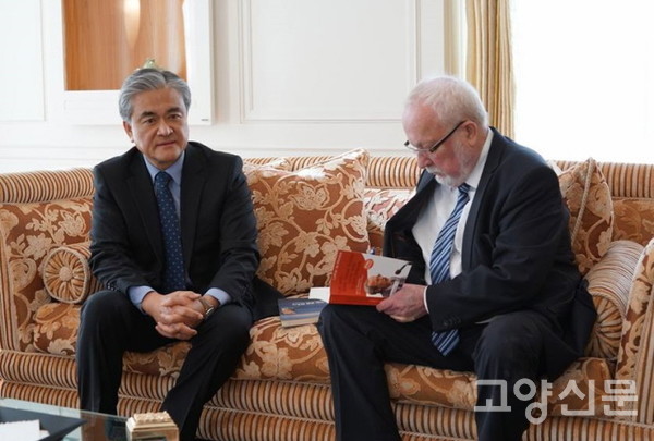 구 동독 마지막 총리였던 로타 드 메지에레와 함께. [사진출처=정범구 페이스북]