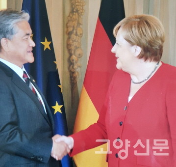 앙겔라 메르켈 독일 총리와 함께. [사진출처=정범구 페이스북]