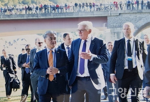 슈타인마이어 독일 연방 대통령과 함께. [사진출처=정범구 페이스북]