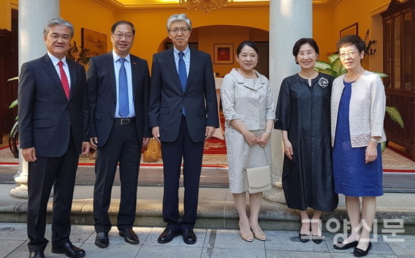 한, 중, 일 3개국 주독 대사들이 한 자리에 모였다. [사진출처=정범구 페이스북]