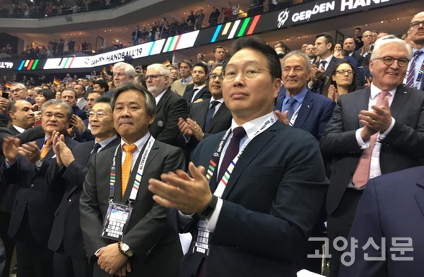 핸드볼 남북단일팀 경기를 응원하는 모습. 슈타인마이어 독일 대통령, 슈뢰더 전 총리, 최태원 한국핸드볼협회장, 이기흥 대한체육회장, 박남영 북한 대사 가 보인다. 사진출처=정범구 페이스북]