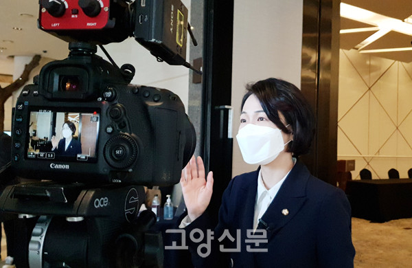 이날 고양경제포럼은 국회방송에서도 취재를 나왔다. 사진은 홍정민 의원이 경제포럼을 마친 후 나온 국회방송과 인터뷰를 하는 장면.