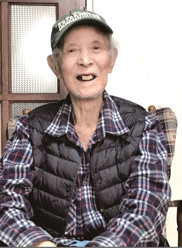 김동수 어르신은 일제강점기와 전쟁기 등 험난하고 고된 시대를 성실하게 살았다. 평생 목수일을 하며 자식을 키웠고, 집 한 채를 장만했다. 직접 지은 작은 집은 오래돼 낡았지만 탄탄하고 단아하다. 떠날 수 없는 고향 같은, 인생의 모든 것이 담긴 이 작은 집에서 어르신은 마지막 순간까지 성실한 독거를 선택하실 듯하다.