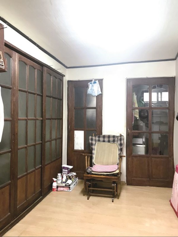 김동수 어르신이 직접 지으신 작은 집. 방과 부엌의 문이며, 방과 거실, 부엌의 위치가 간결하고 단아하다. 어르신이 60대 초반에 지었다고 하시니, 40여 년 전 지은 집으로는 참 아름다운 모양이다. 셋방살이를 마치고 온 가족이 살 수 있는 집을 지었던 어르신의 마음과 평생 목수 일을 하시며 다져진 기술, 누구도 제대로 알아주지 못했을 미적 감각이 함께 배어있는 집이다. 집이 곧 어르신의 모든 것을 설명해주고 있었다. 군더더기 없이 성실한 삶, 온화하면서도 꼿꼿해서 휘둘리지 않은 삶이 질서정연하게 놓여있다.