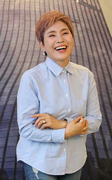 가수 유경. 지역 봉사활동도 꾸준히 펼치고 있는 만능 엔터테이너다.