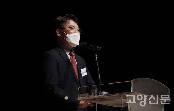 지역문화예술인들에게 감사와 격려의 인사를 전한 정봉식 고양시의회 문화복지위원장.