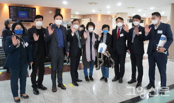 이날 선정식에는 여러 명의 고양시의원과 시 공무원이 참석해 축하와 응원의 마음을 전했다. 