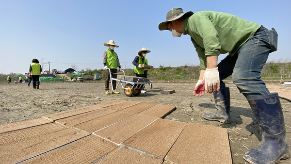 손수레도 동원됐다.