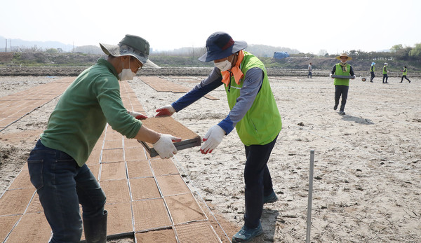 농업경영인 화전지구회원과 윤종기 농협중앙회 상호금융기획본부장.(왼쪽부터)