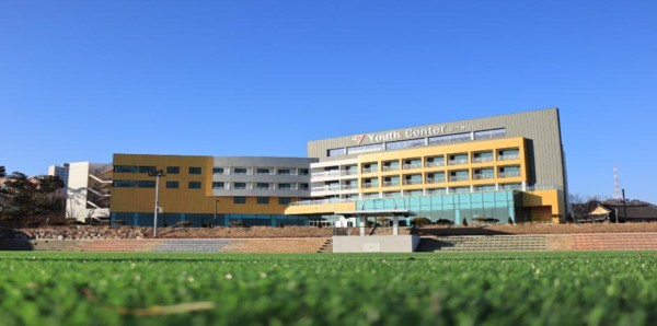 ▲ 고양국제청소년문화센터 내 유스호스텔. 건물 앞으로는 대형 운동장이 마련돼 있다.