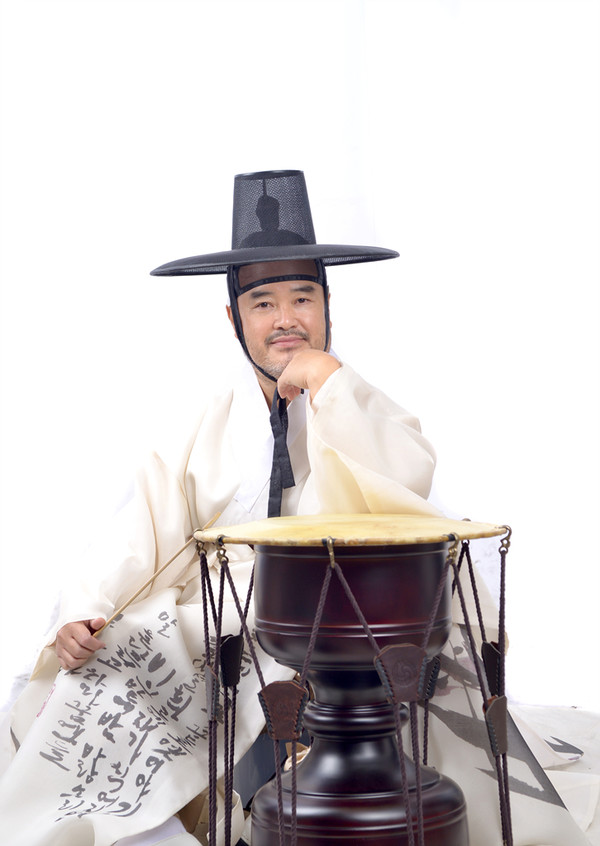 김권수 전 고양시국악협회장은 경기소리휘모리잡가 보유자로 경기도 인간문화재이자 현재 고양시국악협회 고문으로 활동하고 있다.