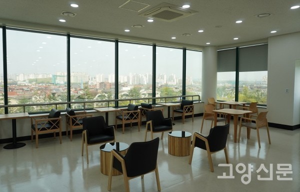 3층 로비. 통유리창 너머 시원스런 풍경이 조망된다. 