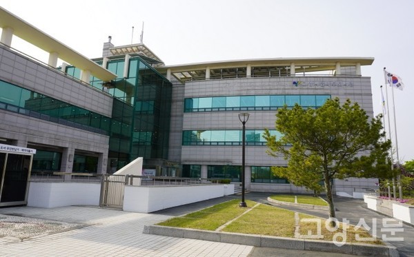 일산에서 가장 먼저 문을 연 마두도서관이 22년만에 리모델링 공사를 거쳐 새옷을 갈아입었다.