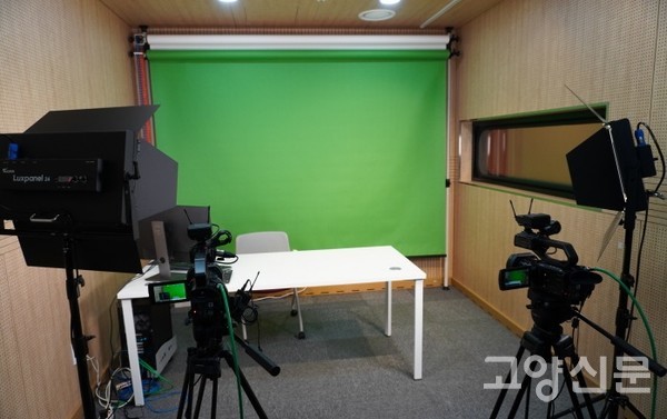 미디어 창작실에 꾸며진 영상제작 스튜디오. 